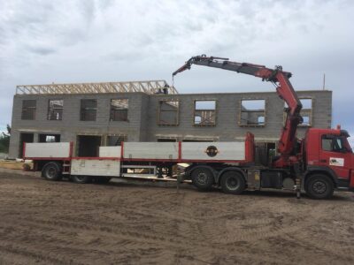 ПОЛУПРИЦЕП С КРАНОМ / ГРУЗОПЕРЕВОЗКИ / УСЛУГИ КРАНА / POOLHAAGIS KRAANAGA / TÕSTE-JA VEOTEENUSED