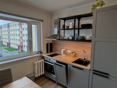 Pärnu. 2 toal. Papiniidu 33. 5/3 kor. Uus tehnika ja mööbel. üür 475 eur/kuu