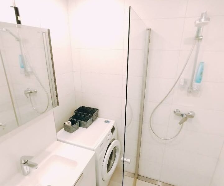 Pärnu. 2 toal. Papiniidu 33. 5/3 kor. Uus tehnika ja mööbel. üür 475 eur/kuu